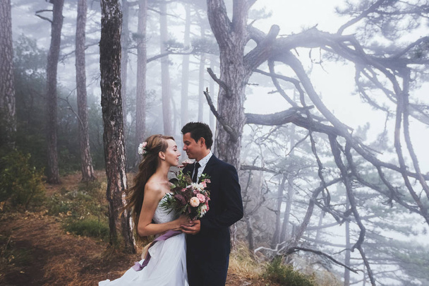 神秘的な森の結婚式 - 写真・画像