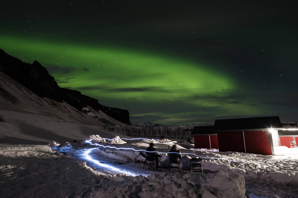 Aurora Borealis avec des effets de lumière, les gens voient des aurores boréales en Islande
 - Photo, image