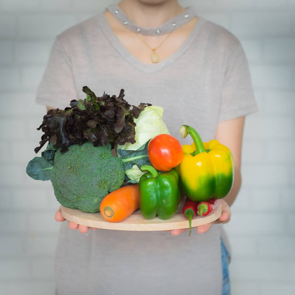 Doktorlar ve tıp uzmanları tarafından önerilen kalp sağlığı diyeti için taze sebze seçimi. - Fotoğraf, Görsel