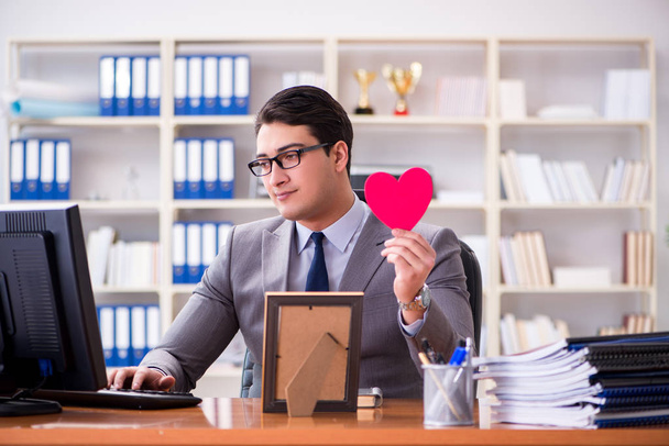 Biznesmen uczucie miłości i miłości w biurze - Zdjęcie, obraz