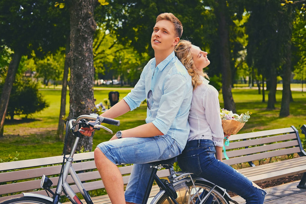 Couple riding on the bicycle - Foto, Imagen