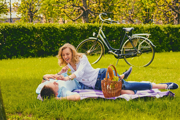 Lovly couple in a summer park. - Fotoğraf, Görsel