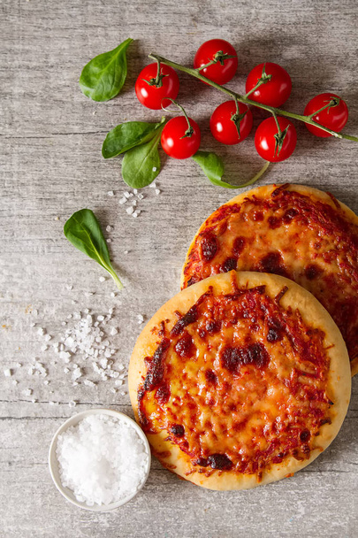 Mini pizza margarita. De la nourriture italienne. Un fond simple. Restauration rapide
 - Photo, image