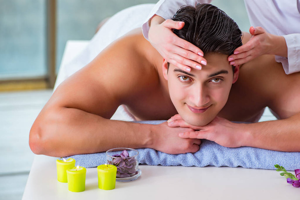 Bonito homem no conceito de massagem spa - Foto, Imagem