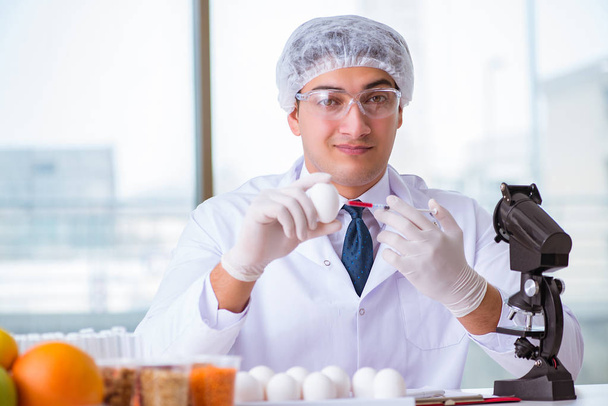 Ernährungsexperte testet Lebensmittel im Labor - Foto, Bild