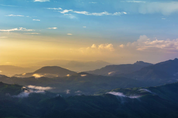 ışık patlaması tropikal yağmur ormanları ve dağ manzarası - Fotoğraf, Görsel