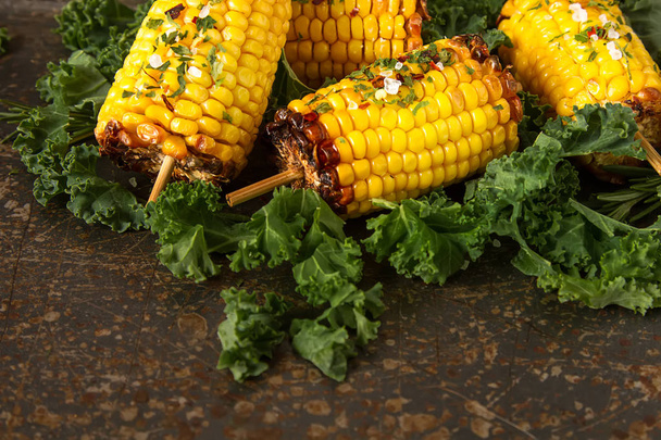 Corn grilled with salt and spices. Dark background. Fast food in - Foto, afbeelding