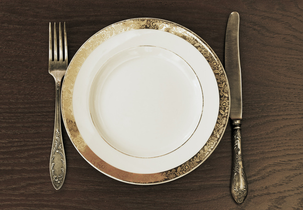 Tenedor, cuchillo y plato
 - Foto, imagen