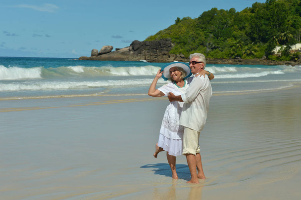 Couple câlin sur la plage tropicale
 - Photo, image