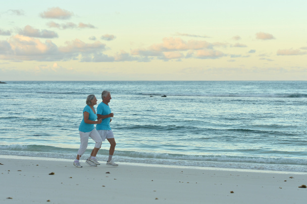 Paar lopen op het strand  - Foto, afbeelding