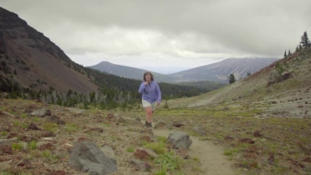Természetjáró nő trekking a hegyekben - Felvétel, videó