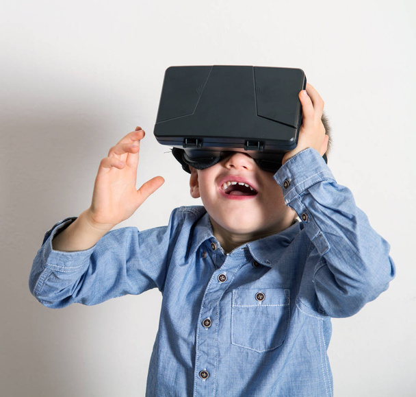 Νεαρό αγόρι φορούν εικονικής πραγματικότητας ψηφιακής γυαλιά  - Φωτογραφία, εικόνα
