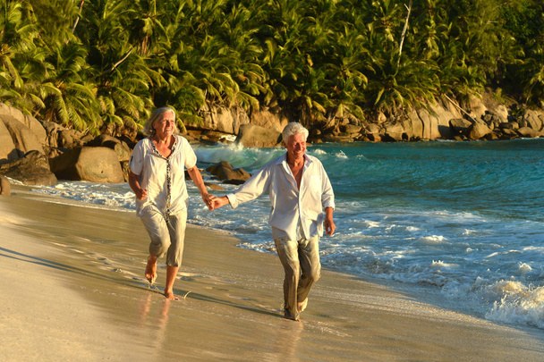 Caminhada de casal na praia tropical - Foto, Imagem