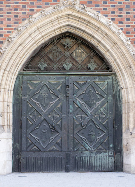 Винтажная блэк-металлическая входная дверь старого дома
 - Фото, изображение