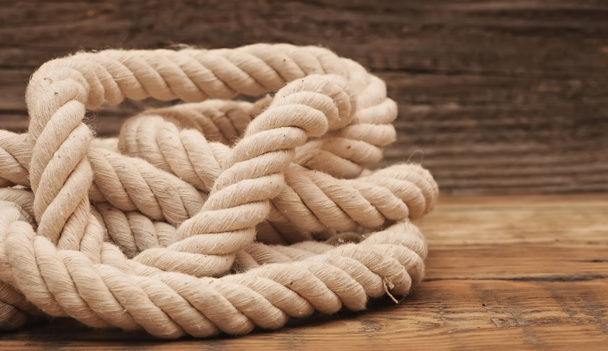 суднові мотузки на текстурі дерев'яного фону
 - Фото, зображення