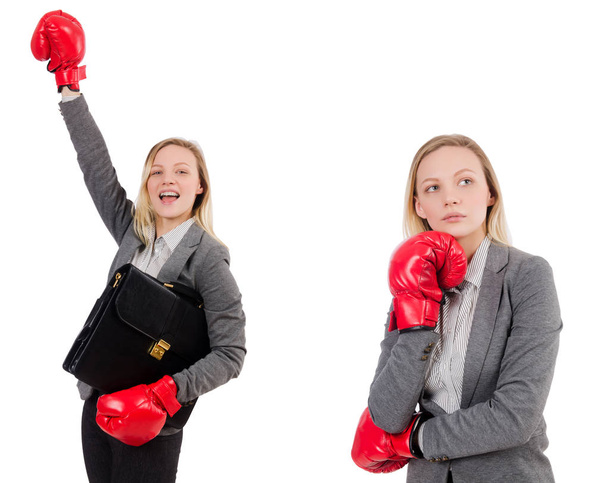 Žena podnikatelka s boxerskými rukavicemi na bílém - Fotografie, Obrázek