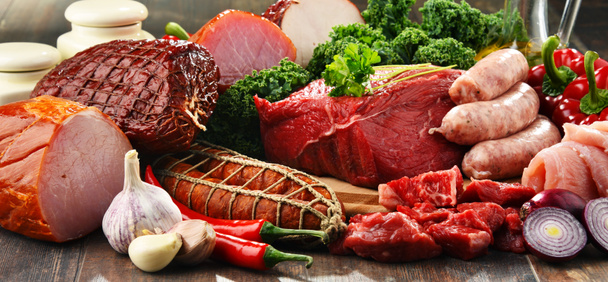 Variedade de produtos à base de carne, incluindo presunto e salsichas - Foto, Imagem