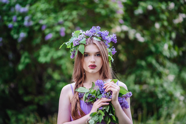 The girl with the wreath on his head in lilac - Foto, afbeelding