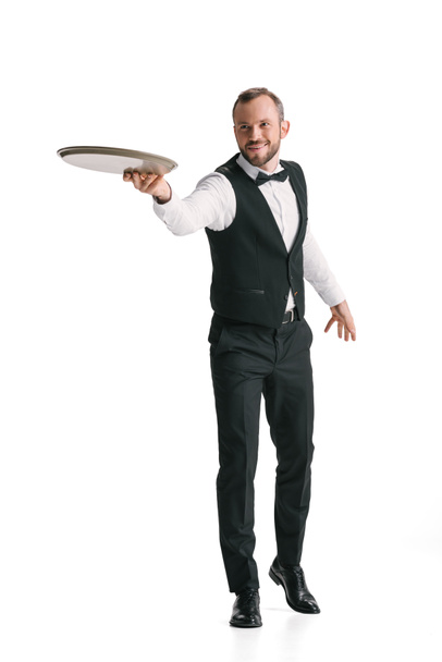 camarero sonriente en traje con bandeja
 - Foto, imagen