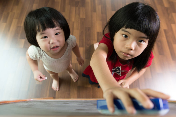 Dvě děti, kreslení na tabuli - Fotografie, Obrázek
