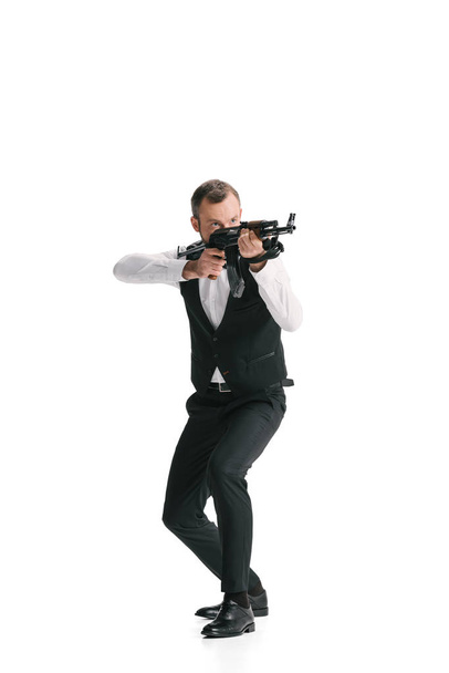 agente secreto en traje con rifle
 - Foto, Imagen