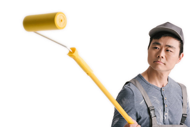 asiático construcción trabajador con rodillo cepillo
 - Foto, Imagen