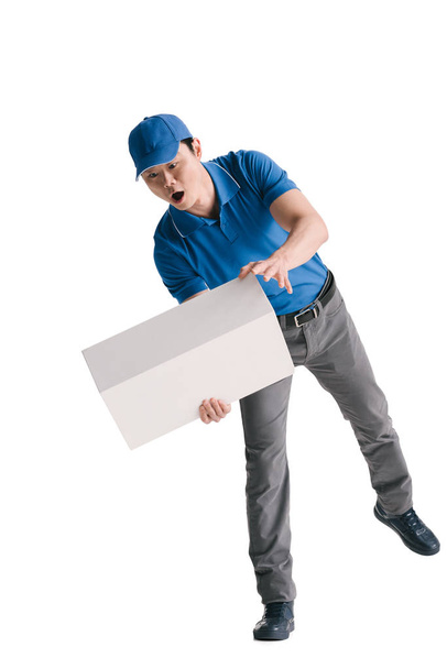 young asian courier with blank box - Foto, Bild