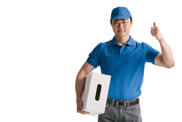 joven asiático mensajero con caja en blanco
 - Foto, imagen