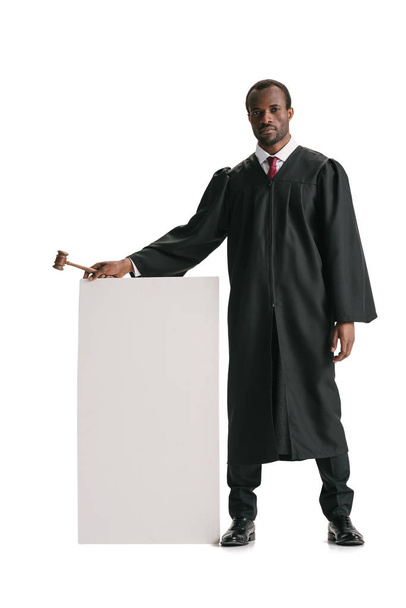 juge debout avec bannière vierge
 - Photo, image