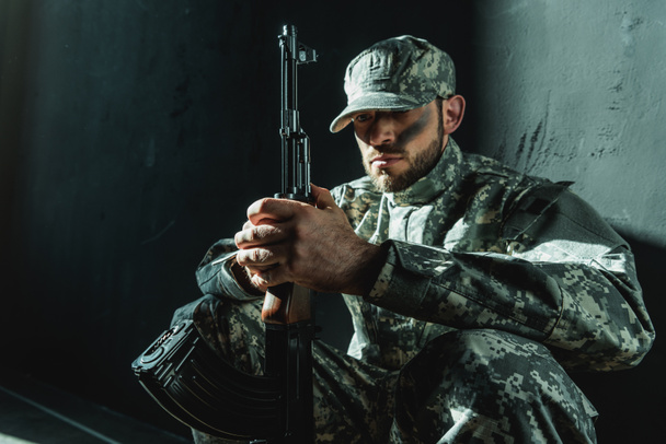 soldado en uniforme militar con rifle
 - Foto, Imagen