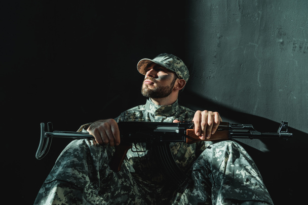 sotilas sotilasunivormussa kiväärillä
 - Valokuva, kuva