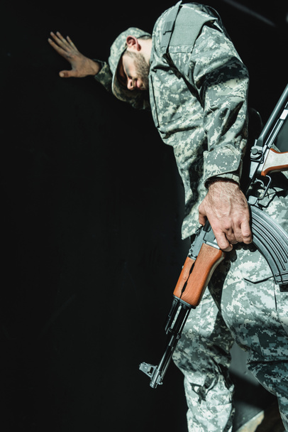 gyász katona támaszkodva fal - Fotó, kép