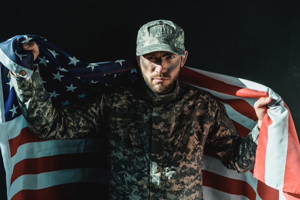 солдат с флагом США
 - Фото, изображение
