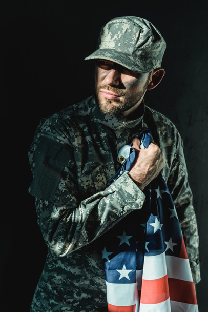στρατιώτης με σημαία των Ηνωμένων Πολιτειών - Φωτογραφία, εικόνα