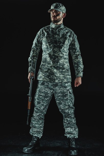 soldier in military uniform with rifle - Фото, зображення