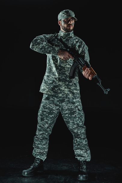soldier in military uniform with rifle - Foto, afbeelding