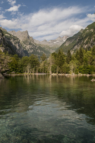 Italia: vista del lago alpino en el valle del Mello, Val di Mello, un valle verde rodeado de montañas de granito y árboles forestales, renombrado el valle italiano de Yosemite por los amantes de la naturaleza
 - Foto, Imagen