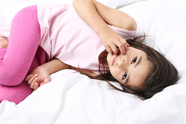 Little girl in white bed - Foto, Imagen