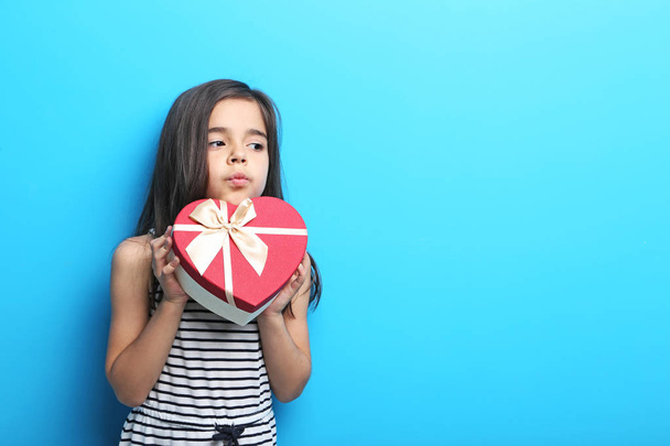 Beautiful girl with gift box - Foto, Imagen