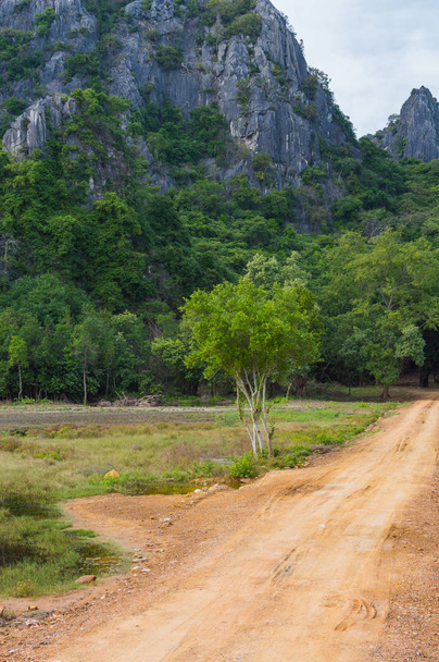 El camino de tierra a Khao Dang Mirador, Sam Roi Yod Parque Nacional, Phra Chaup Khi Ri Khun Provincia en el centro de Tailandia
. - Foto, imagen