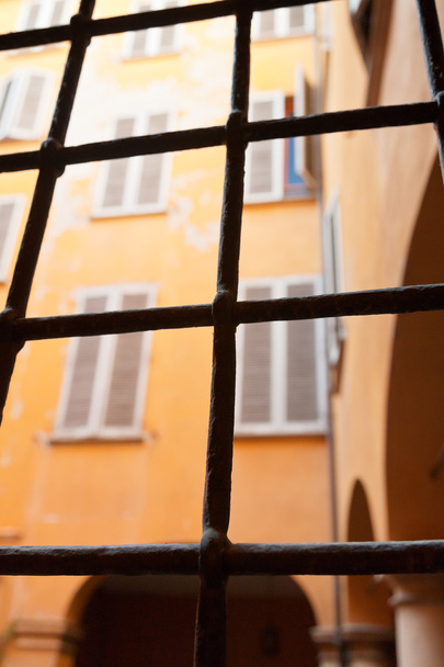 παράθυρο και σιδήρου μπαρ στο ιταλικό σπίτι - Φωτογραφία, εικόνα