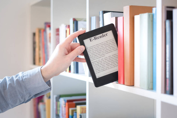 E-book reader su una pila di libri
 - Foto, immagini