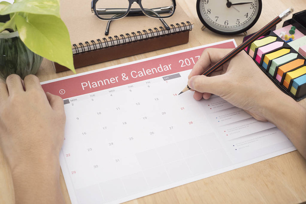 kézi lista naptár tervező megbeszélésre a desk-office.  - Fotó, kép