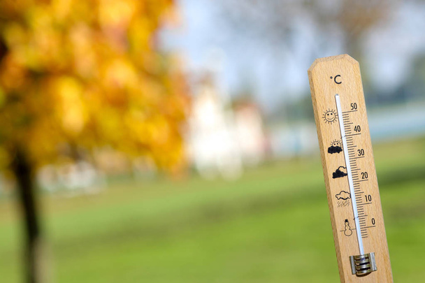 Хорошая погода осенью показана с ртутным термометром
 - Фото, изображение