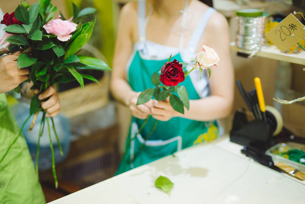 Femmina fiorista fare bouquet
  - Foto, immagini