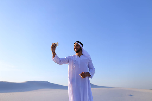 İçinde iletişim aracı olan Arap Şeyh adam portresi - Fotoğraf, Görsel