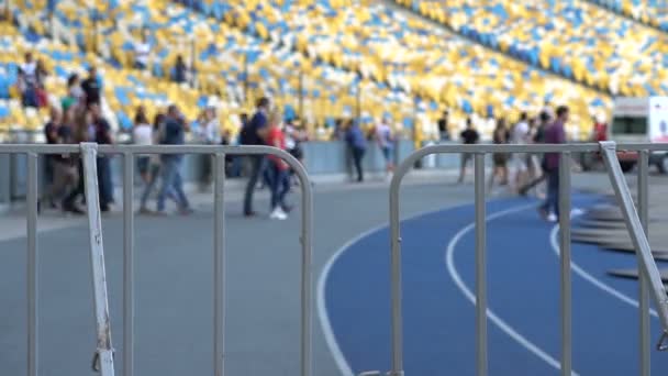 Ława siedzenia zegarek w stadion piłkarski - Materiał filmowy, wideo