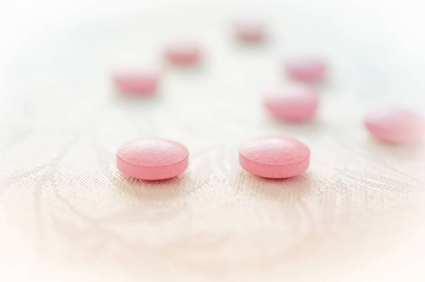 Rosa pastillas tabletas medicina
 - Foto, imagen
