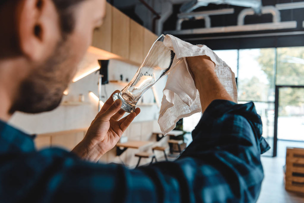 bartender cleaning glass - Φωτογραφία, εικόνα