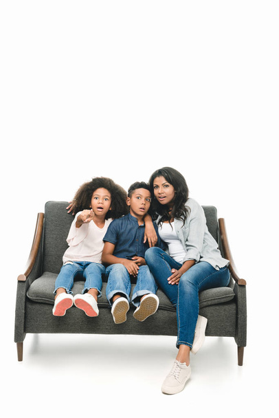 Schockierte Mutter mit Kindern auf Sofa - Foto, Bild